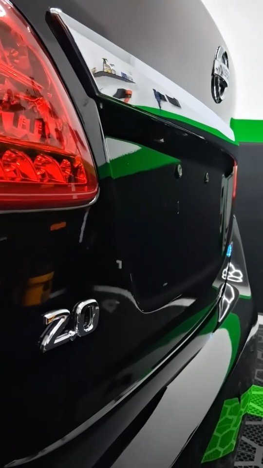 Traseira de Nissan preto com pintura espelhada