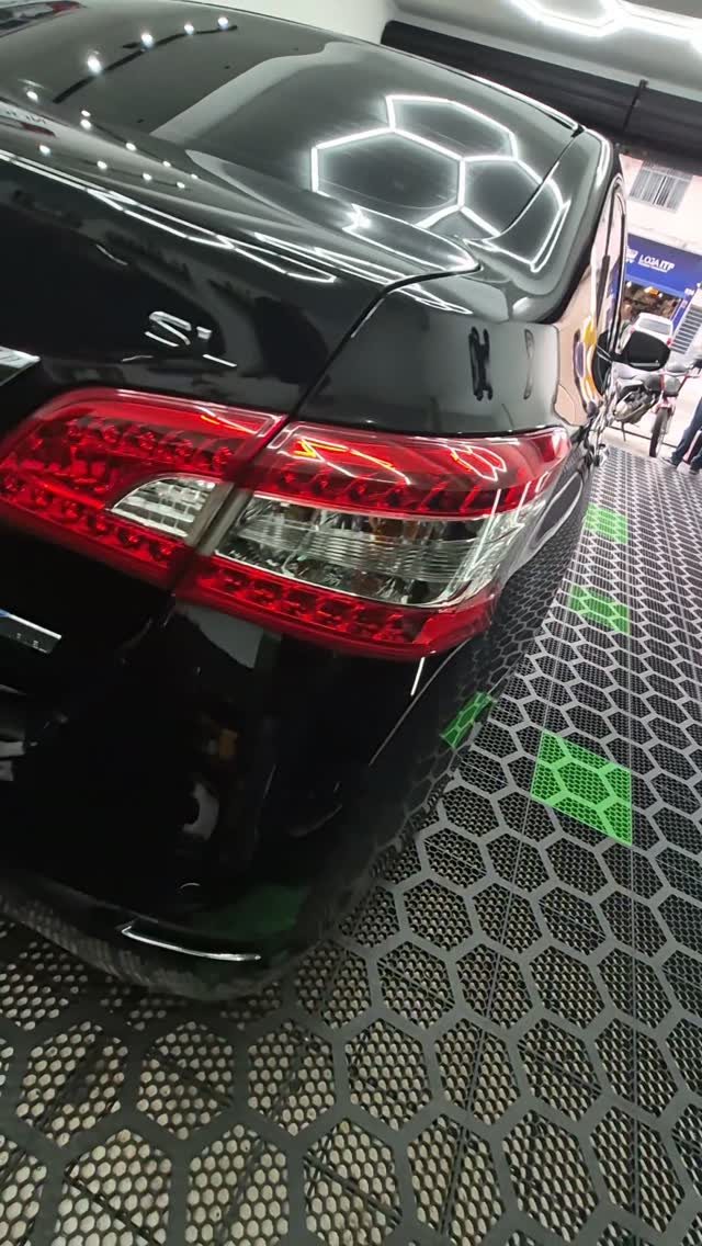 Nissan Sentra preto vitrificado no estúdio