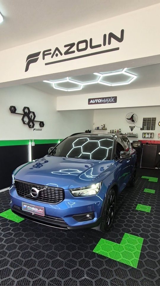 Volvo XC40 azul no estúdio da Fazolin